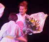 Cécile Nowak et la puce qui lui remet le bouquet de fleurs